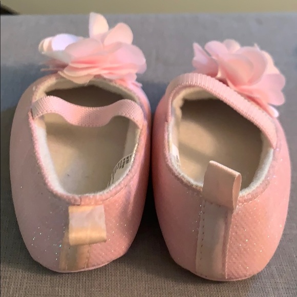 Pink shimmery baby shoes. - Picture 4 of 5